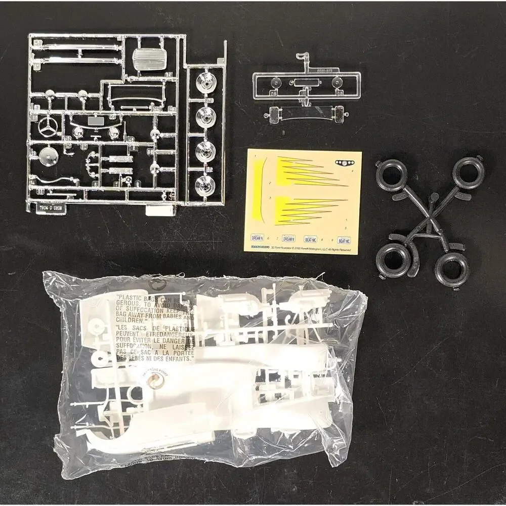 Revell Amigo Pack '32 Ford Street Rod 1:24 without Mini Die Cast Ford 85-6685